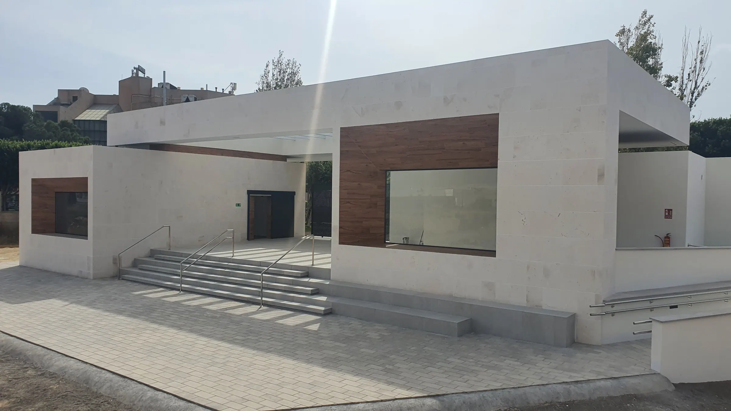 Exterior de centro de interpretación con acceso cubierto