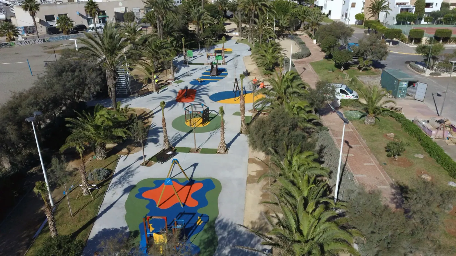 Zonas de juego y recorridos de un parque infantil