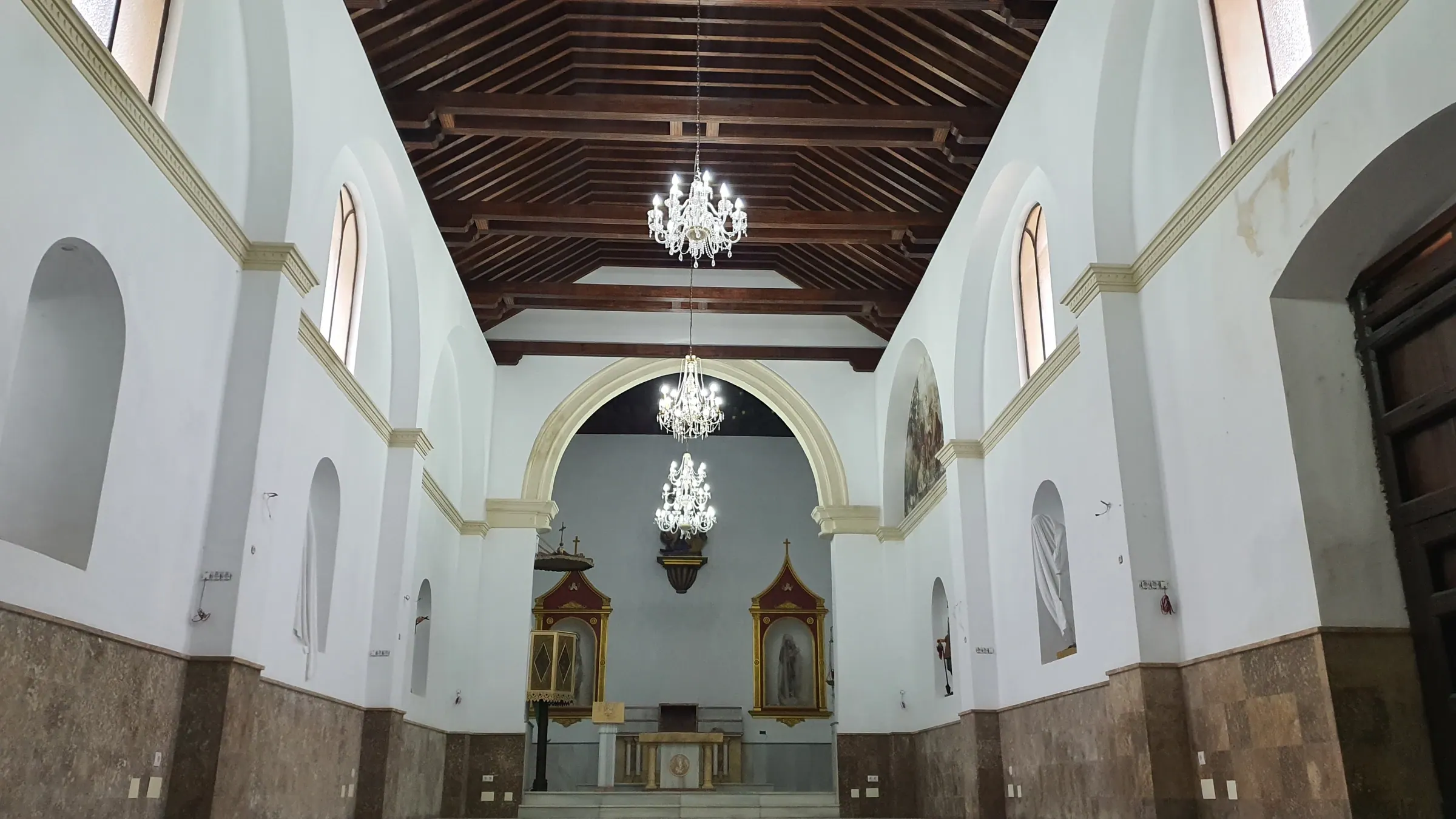 Interior patrimonial con cubierta de madera restaurada
