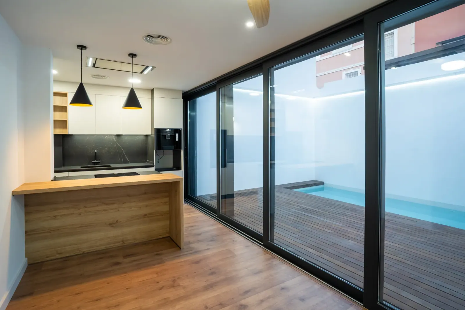 Cocina abierta junto al patio de una vivienda