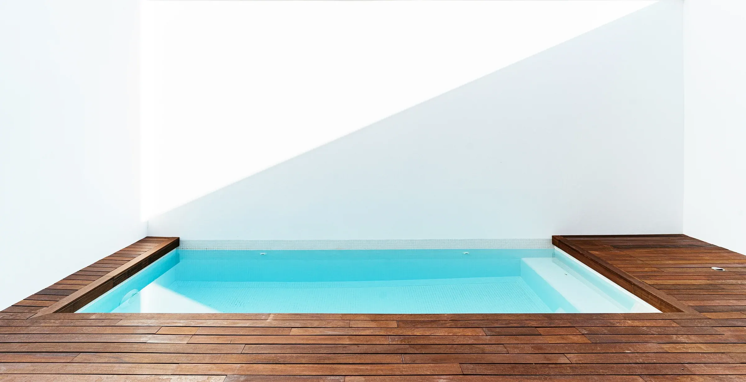 Piscina y patio de una vivienda unifamiliar
