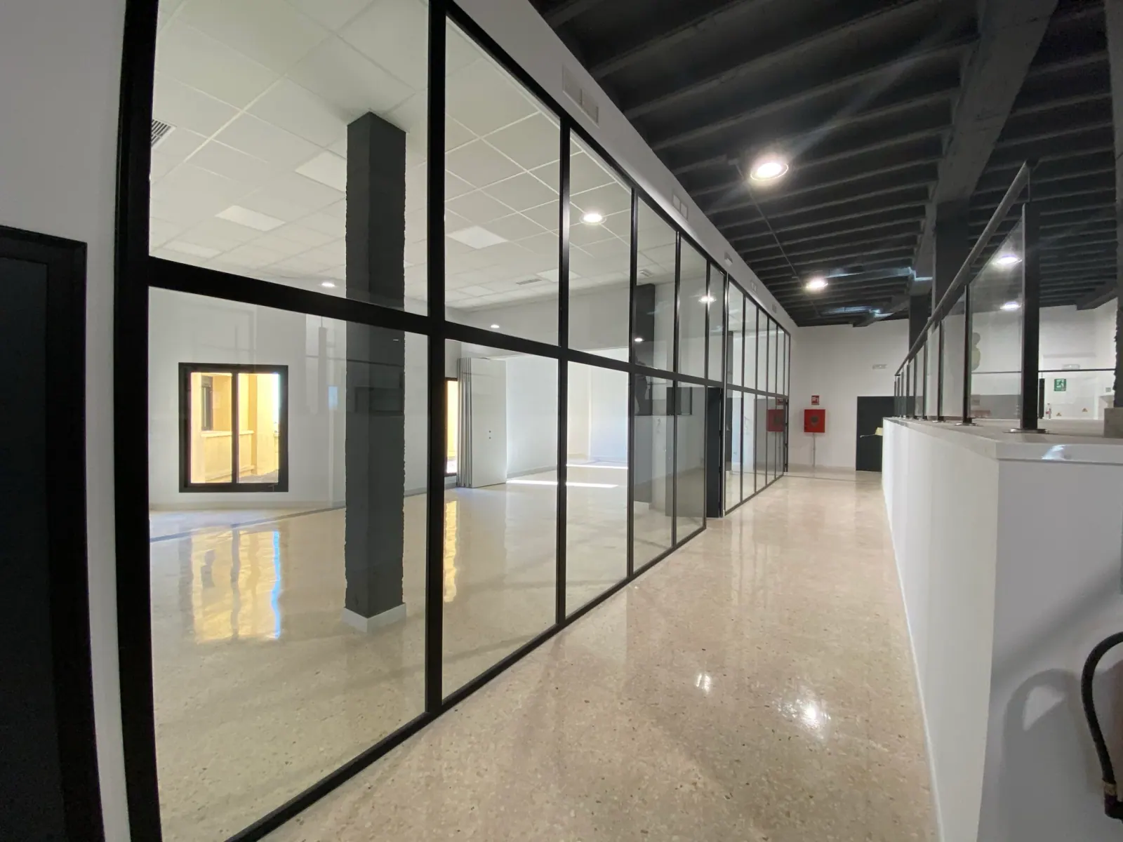 Galería de acceso a salas de formación acristaladas